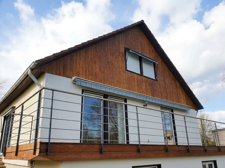 Façade d'une maison individuelle vue en contre-plongée